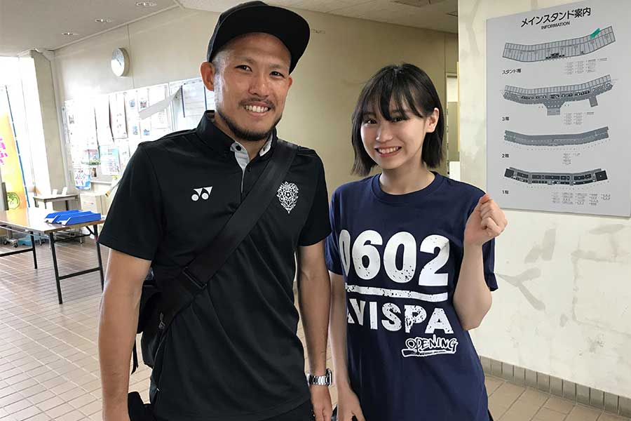 キャプテンの鈴木惇(左)は、サッカー選手とアイドルに大きな共通点があると語ってくれた【写真：©avispa fukuoka】