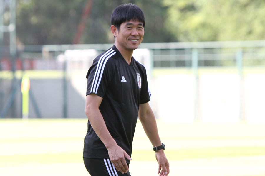 ブラジルでの初練習で笑顔を見せる森保監督【写真：Football ZONE web】