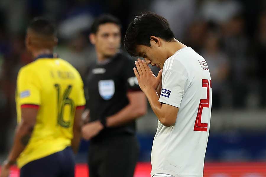 MF久保は祈るように両手を合わせていたが、結局判定は覆らず…【写真：AP】