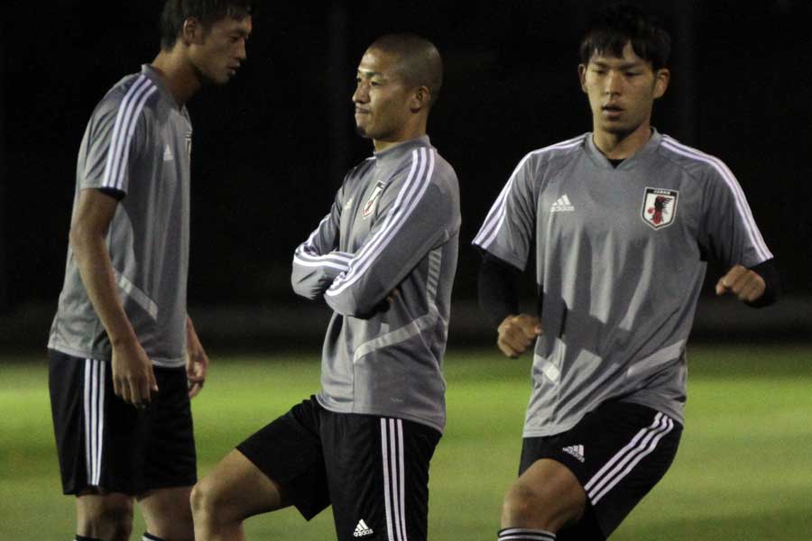 前田(中央)は股関節の違和感を抱えているという【写真：Football ZONE web】