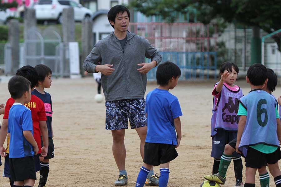 故郷・徳島県の母校である大松小を訪問した塩谷司【写真：Football ZONE web】