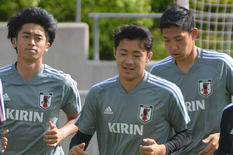 U-20日本代表DF菅原由勢（中央）【写真：林遼平】