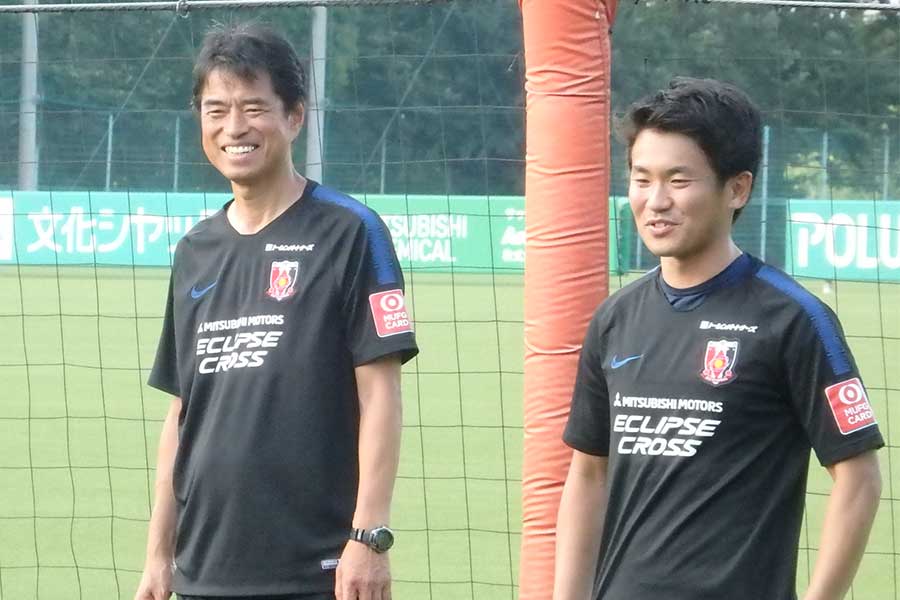 福島ヘッドコーチ（左）は、高校時代の教え子でもある加賀コーチ（右）に全幅の信頼を寄せる【写真：河野正】