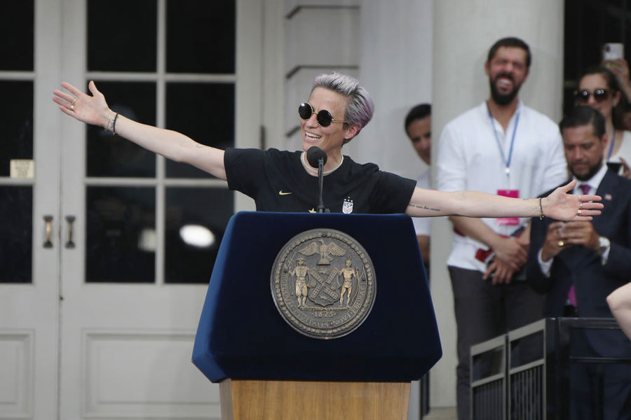 ニューヨーク市庁舎前での凱旋演説は、賛否両論を巻き起こした【写真：Getty Images】