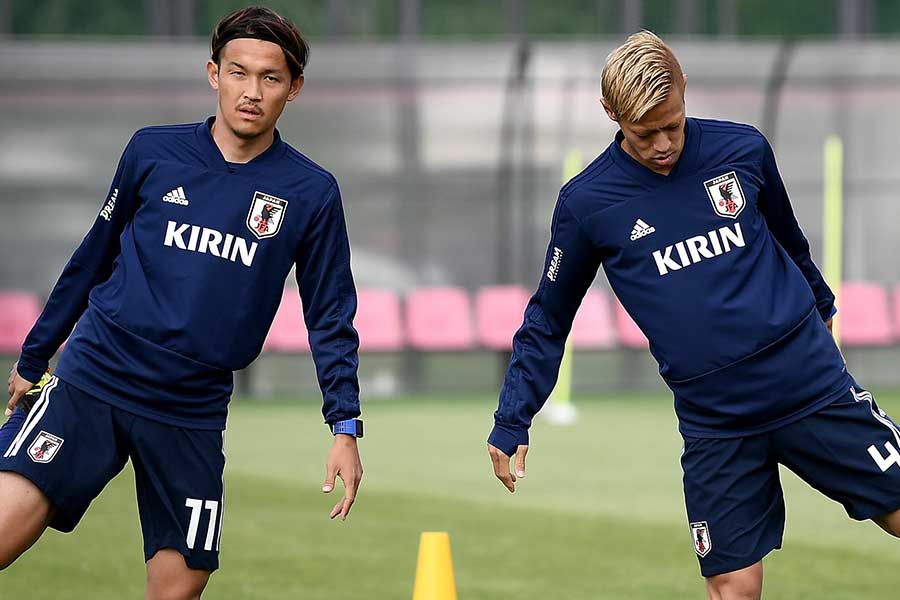 アウクスブルクへ移籍する時は、日本代表でも共闘した本田の後押しがあったという【写真:Getty Images】