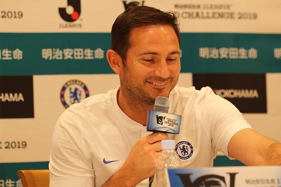 鋭い質問が飛ぶも、笑みを浮かべ答えてくれた【写真：Football ZONE web】