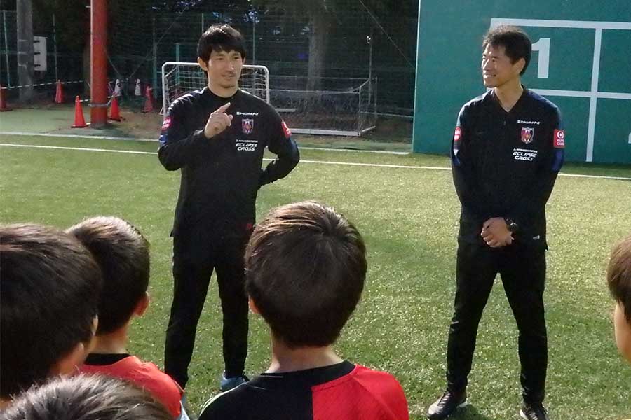 サッカー塾のスタートにあたり、堀之内塾長は恩師の福島智紀氏（右）をヘッドコーチに迎えた【写真：河野正】