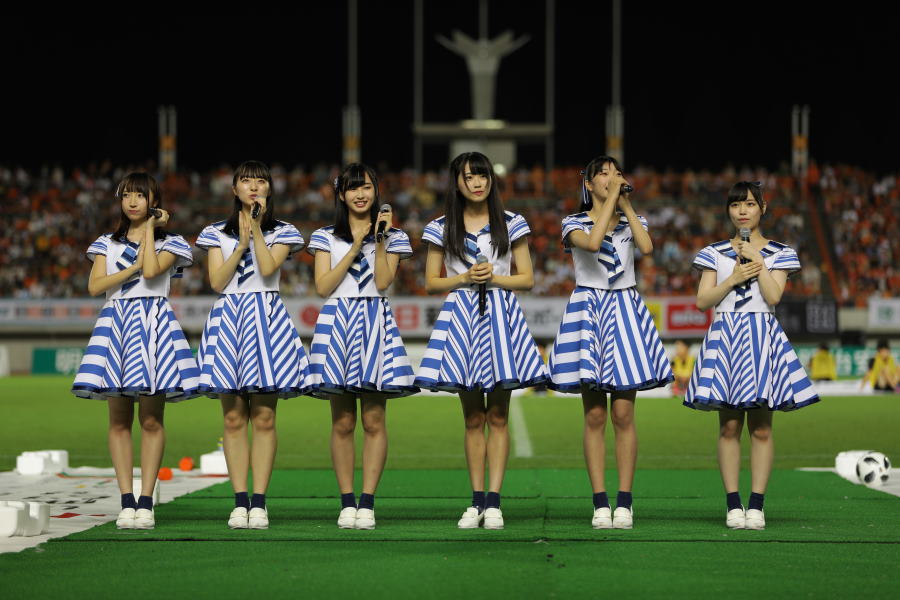 レノファのホームゲームでトークショーとライブを行ったSTU48【写真：(C)RENOFA YAMAGUCHI FC】