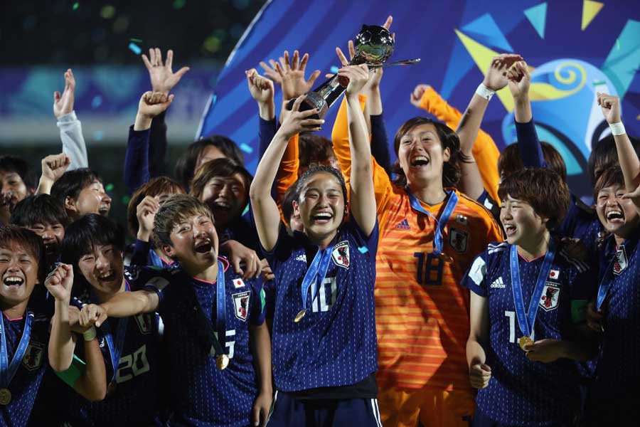 （右から2番目）U-20日本女子代表の19歳GKスタンボー華が脚光を浴びている【写真：Getty Images】