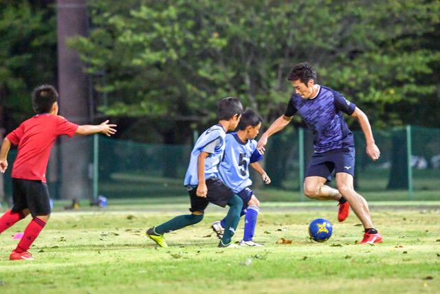 第1回のクリニックを担当する元日本代表DF加地亮氏（右） 【写真：FOOTBALL LEGENDS CLINIC 事務局】