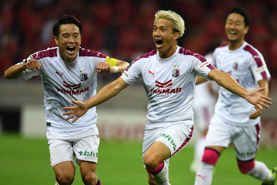 セレッソ大阪MF田中亜土夢（右）【写真：Getty Images】