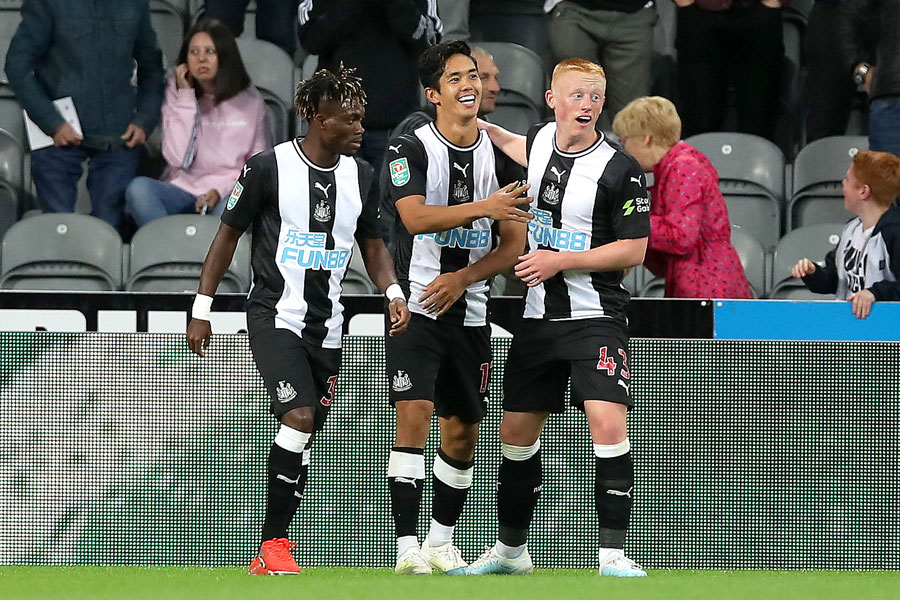 今季公式戦初先発を果たしたリーグカップでゴールを決めたFW武藤（中央）【写真：Getty Images】