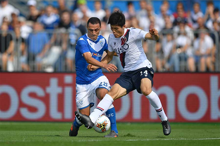 ブレシア戦、最終ラインでフル出場したDF冨安健洋【写真：Getty Images】