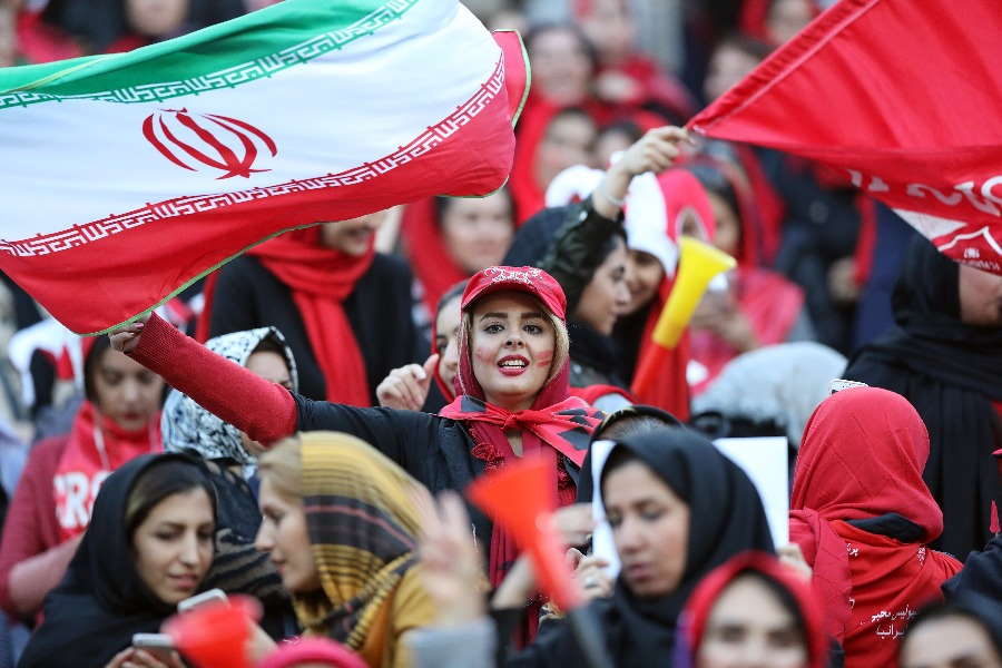 選手を応援する女性イランサポーター【写真：Getty Images】
