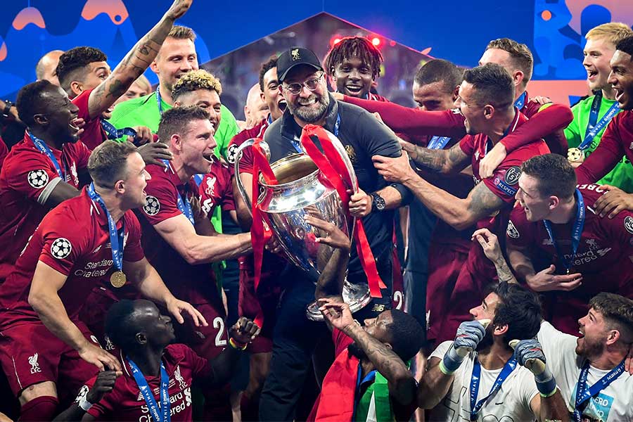 昨季CLを制覇し、無冠だったクロップ監督もトロフィーを手にしている【写真:Getty Images】