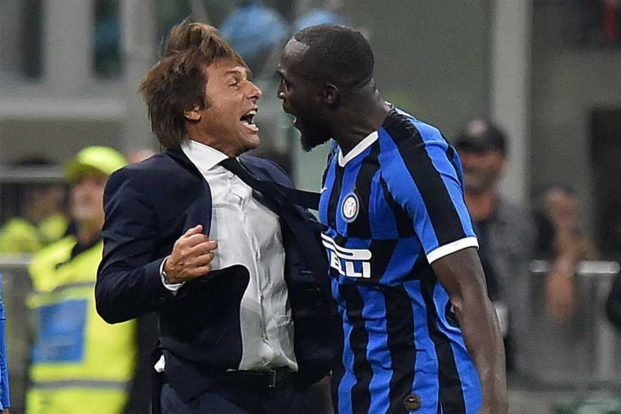 ゴールを決めたルカク(右)を称えるコンテ監督【写真：Getty Images】