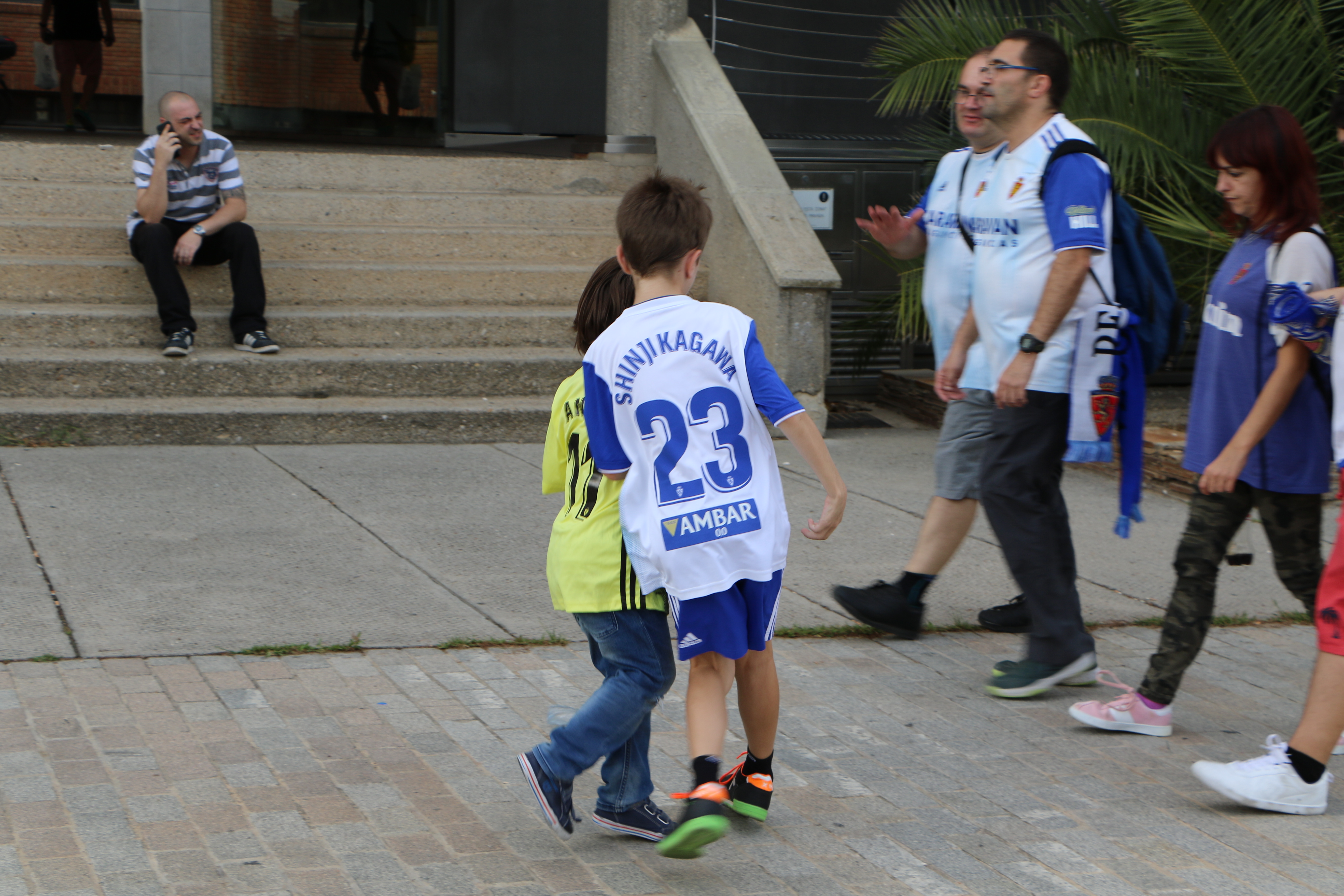現地では老若男女問わず誰からも愛される存在となっている【写真：Football ZONE web】