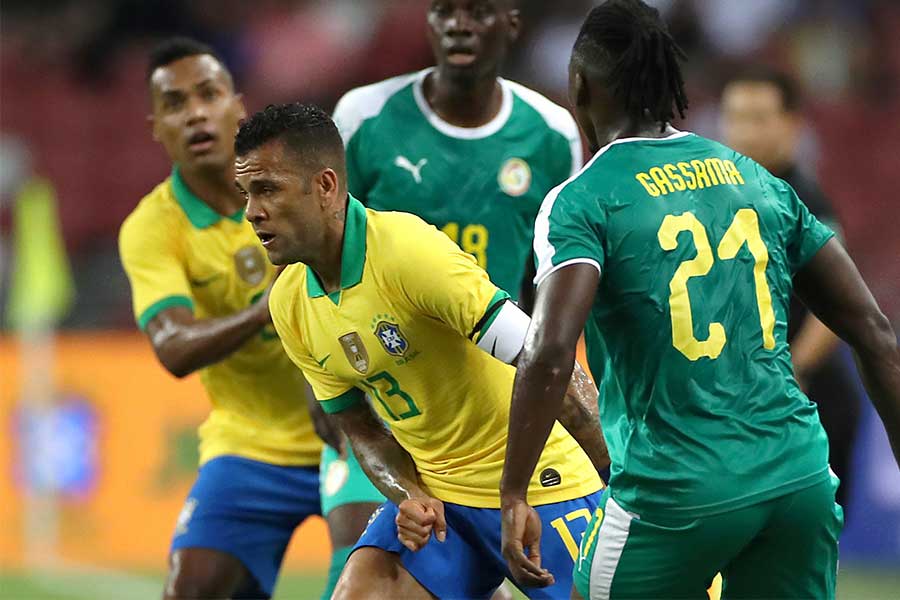 ブラジル代表アウベスの股抜きに反響【写真：Getty Images】