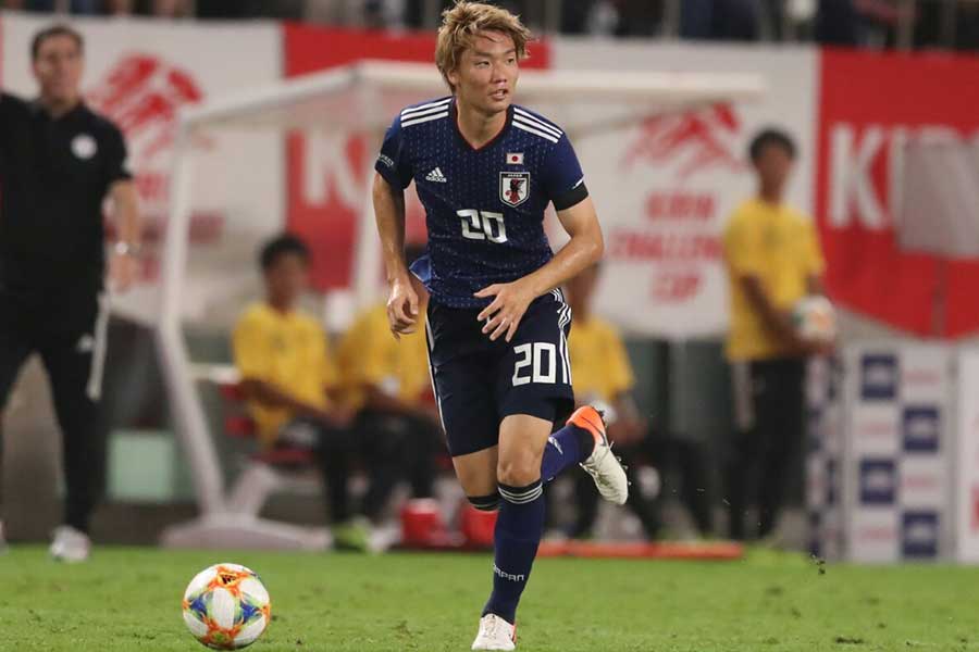 ボール奪取力と展開力を備える板倉【写真:高橋学】