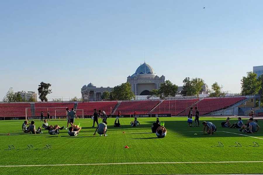 試合会場のリパブリカン・セントラル・スタジアムは人工芝のピッチだ【写真：Football ZONE web】