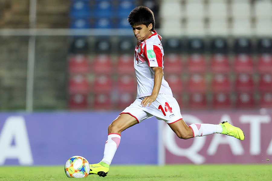 U-17タジキスタンのトリックFKに注目【写真：Getty Images】