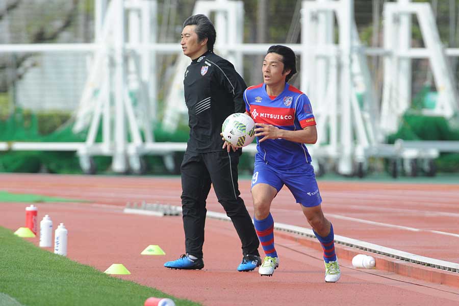 （左から）安間監督、FC東京U-23時代の中島【写真：Getty Images】