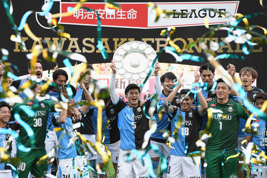 シャーレを掲げたのは、DF谷口。最終ラインを支え続けた男の頑張りが、報われた瞬間でもあった【写真：Getty Images】