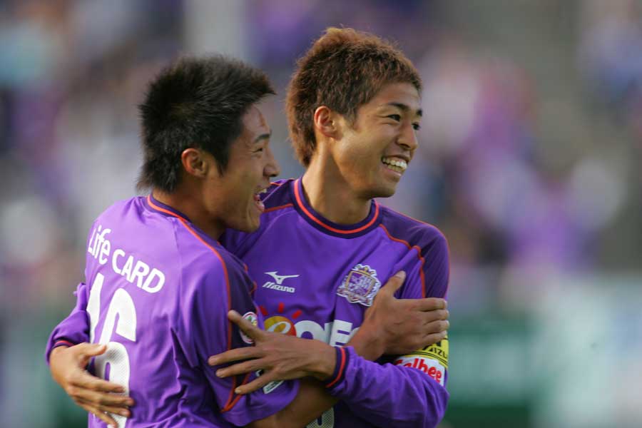 MF李漢宰（左）とMF森﨑和幸（右）は、2001年から9シーズンにわたってプレーした【写真：ⒸSANFRECCE HIROSHIMA】