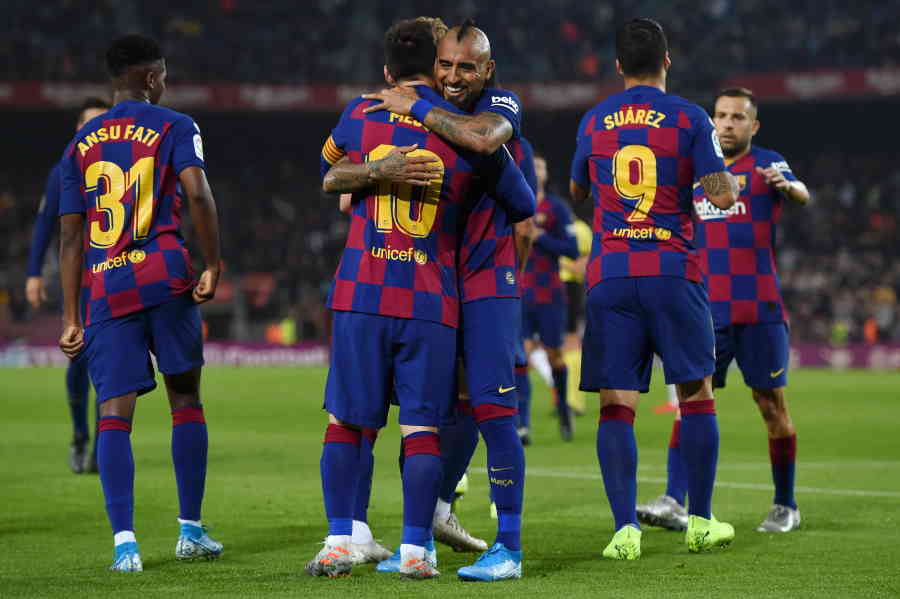 バジャドリード戦でメッシと抱き合うビダル【写真：Getty Images】