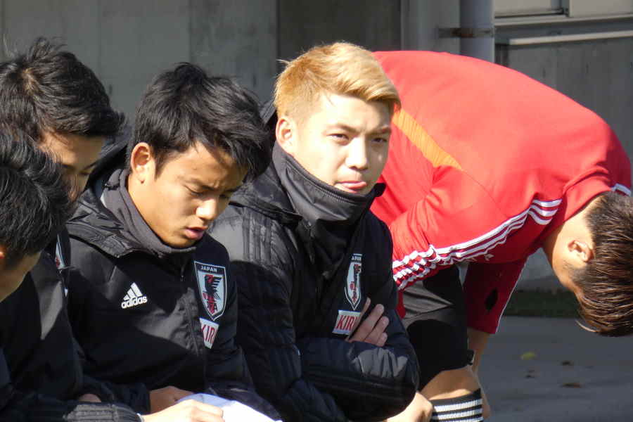 堂安(中央)は出場なしとなった【写真:Football ZONE web】
