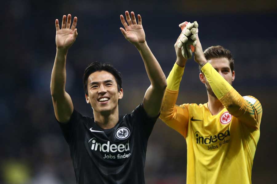 フランクフルトMF長谷部（左）【写真：Getty Images】