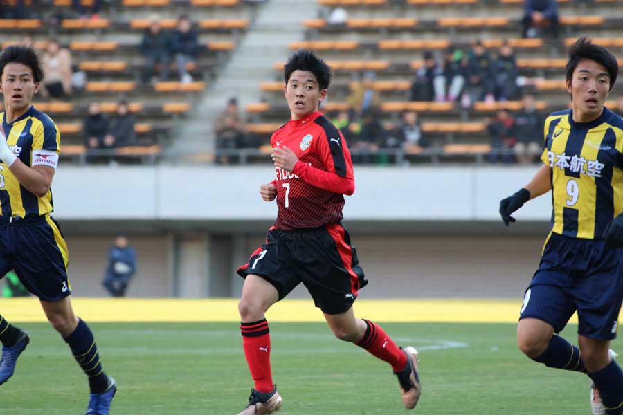 決勝点を決めた瀬戸内MF吉田（中央）【写真：Football ZONE web】