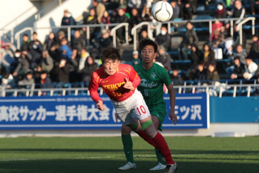 ヘディングの練習も欠かさない【写真：河合拓】