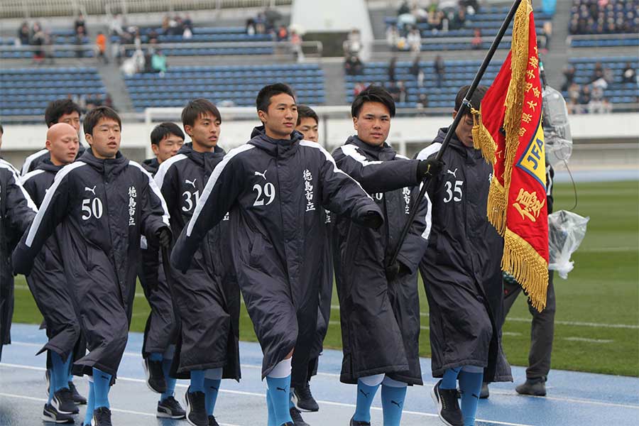 GK米田世波の活躍もあり、PK戦の末駒を進めた徳島市立の選手たち（※写真は入場行進時の選手一同）【写真：Football ZONE web】