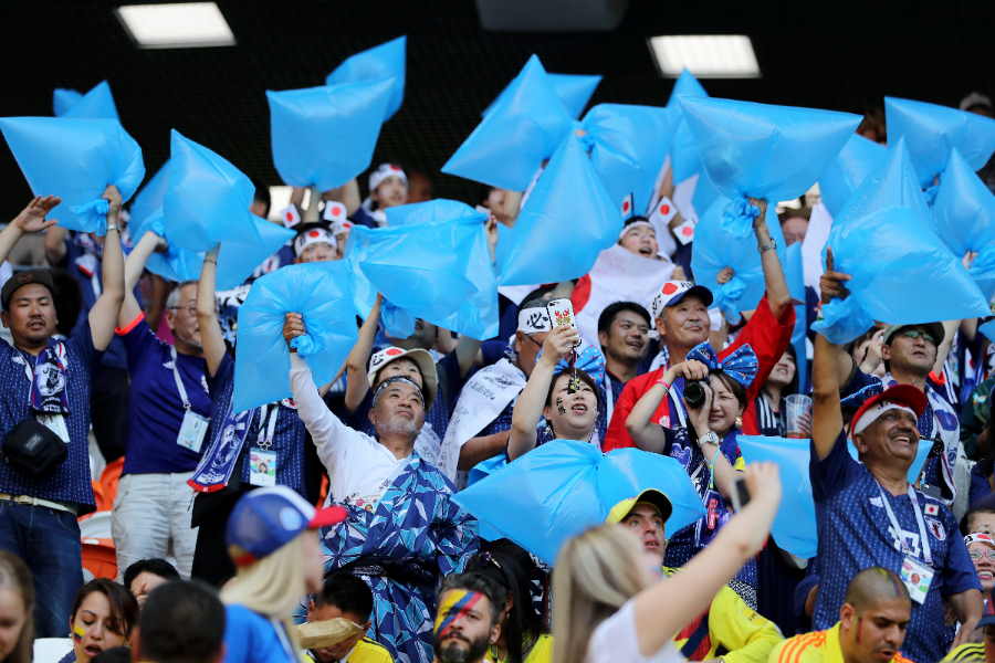 青いゴミ袋を持って応援するロシアW杯時の日本サポーター【写真：Getty Images】