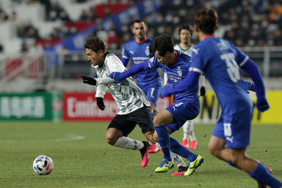 神戸FW田中順也に突破を許す水原【写真：Getty Images】