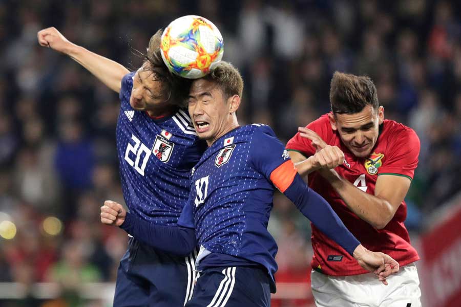 空中戦でも力強さを見せた畠中(左)【写真：Getty Images】