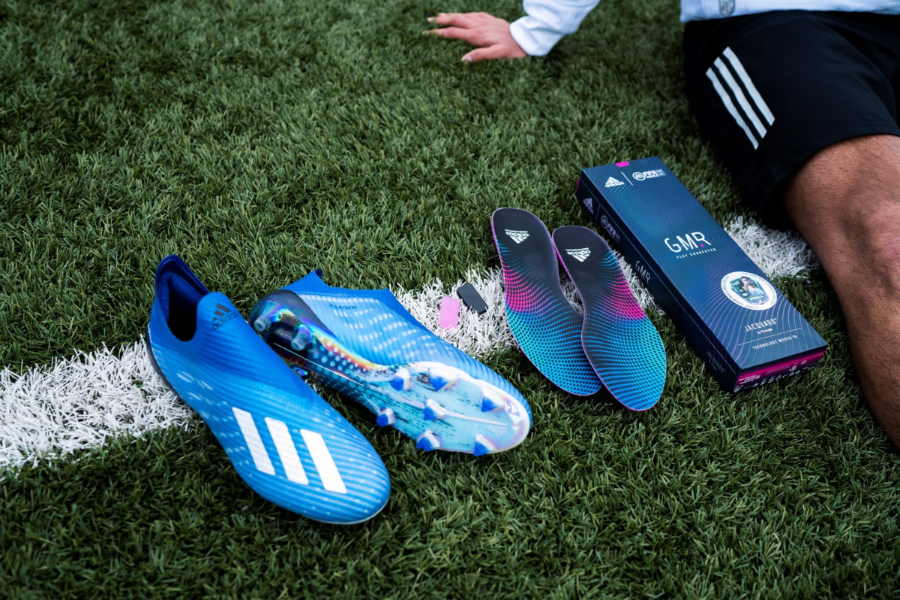 「EA SPORTS FIFA Mobile」と連動するタグを備えた「adidas GMR（ゲーマー）」【写真：©adidas】