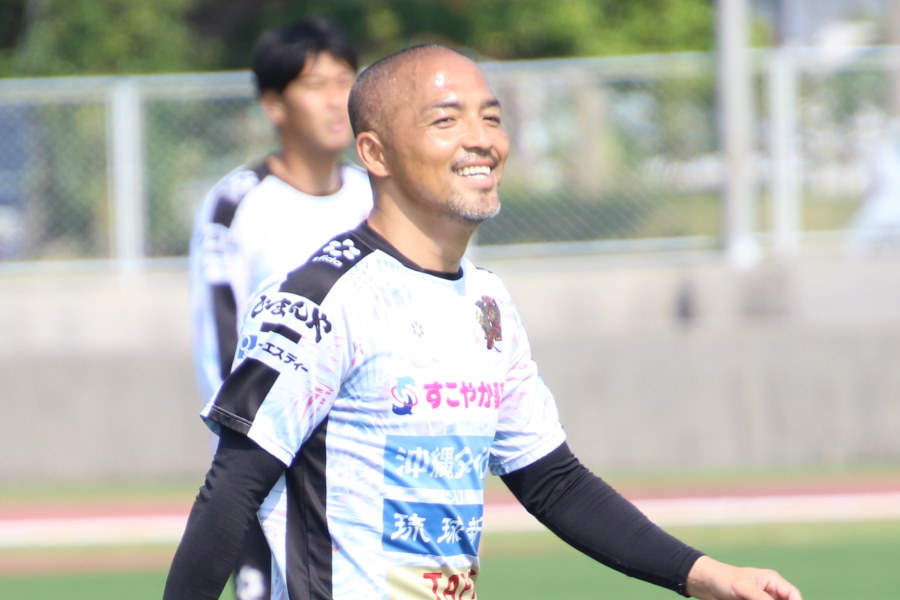 FC琉球でプレーするMF小野伸二【写真：©FC RYUKYU】