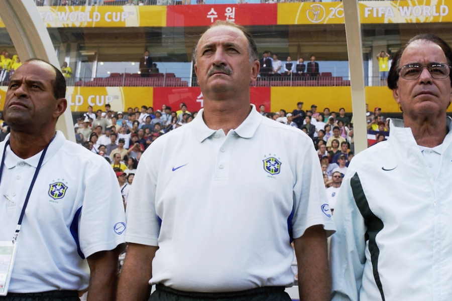 日韓W杯のブラジル代表を率いたルイス・フェリペ・スコラーリ監督（中央）【写真：Getty Images】