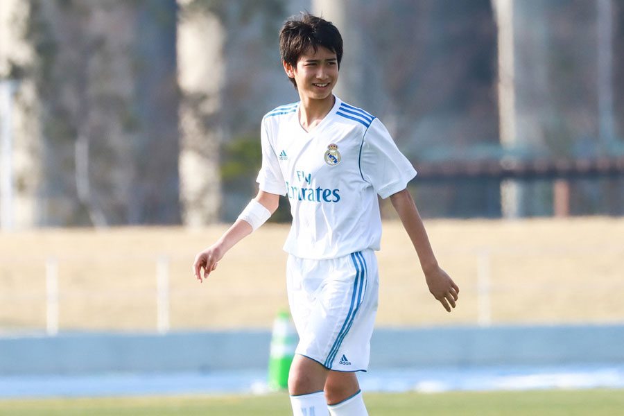 MF中井卓大が強烈なミドルシュートを決めた【写真:荒川祐史】