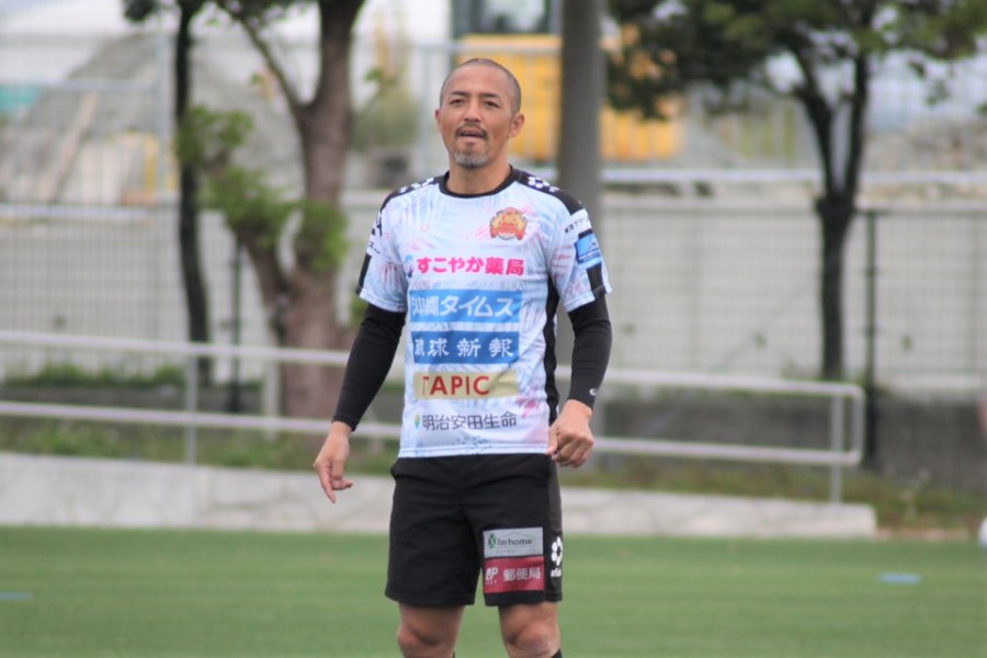 FC琉球でプレーするMF小野伸二が華麗なトラップを披露【写真：©FC RYUKYU】