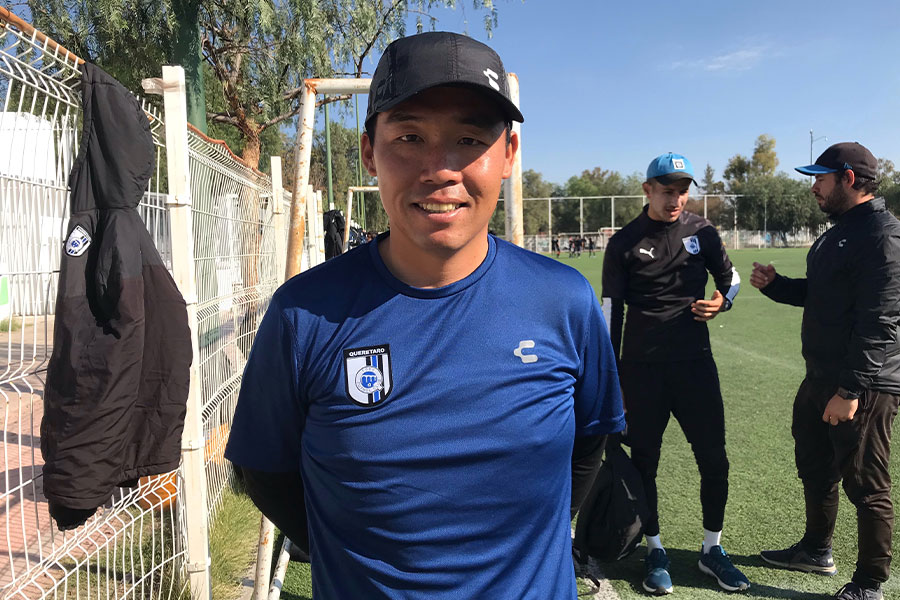 ケレタロU-16アシスタントコーチの給田氏【写真：福岡吉央】