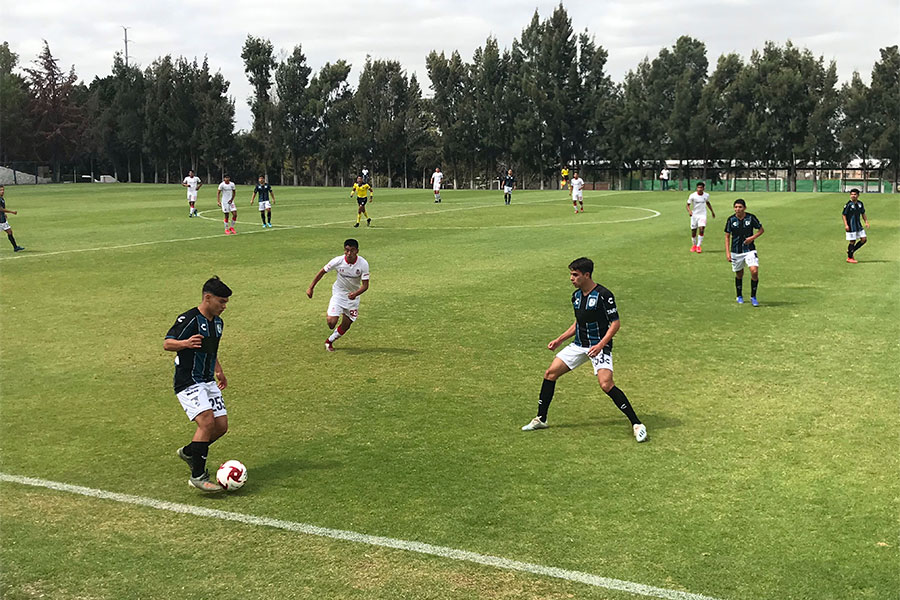 毎週のように公式戦を重ねる下部組織の選手たち【写真:福岡吉央】