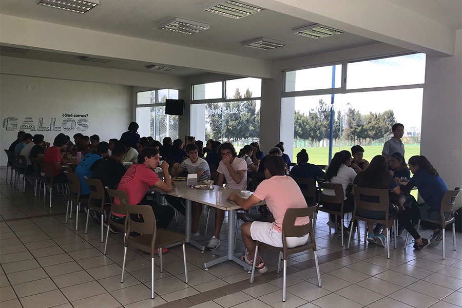 下部組織の選手は練習後、栄養士が献立を考えたメニューの食事をとっている【写真：福岡吉央】