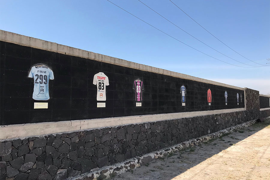 ケレタロの下部組織の練習場の壁には、トップに上がっていった歴代の選手たちのユニホームが名前入りで描かれている【写真：福岡吉央】