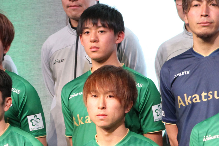 東京ヴェルディの17歳MF山本理仁（後列中央）【写真：Football ZONE web】