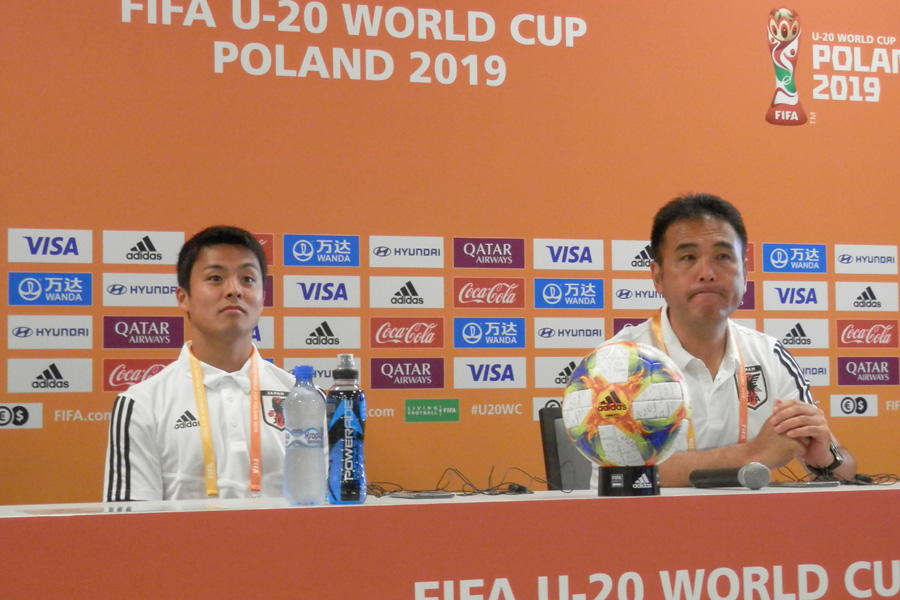 U-20日本代表の影山監督（右）【写真：林遼平】