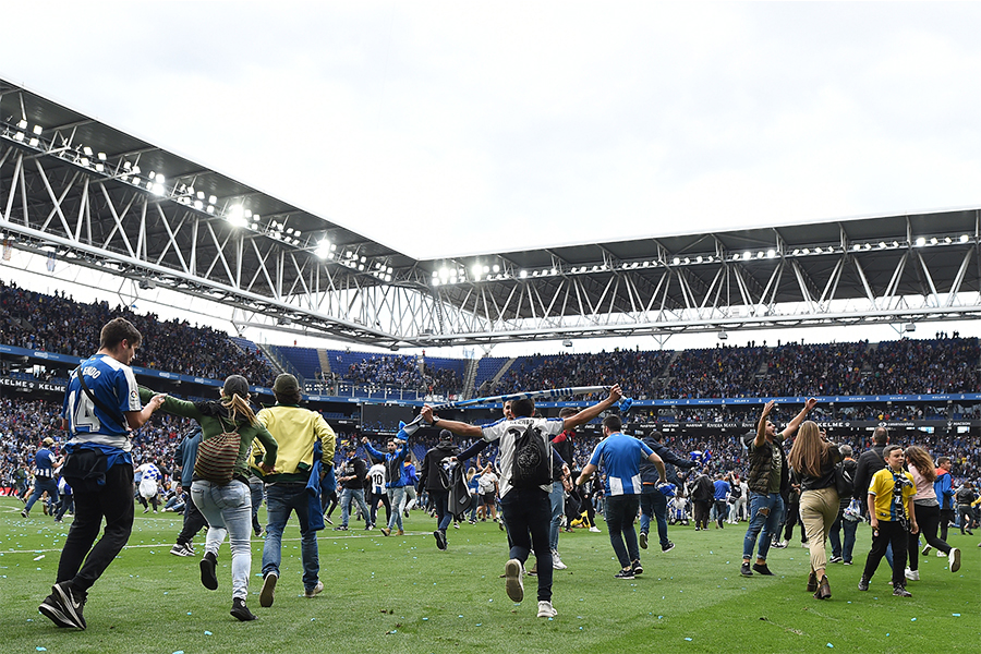 コロナ禍で 闇サッカー試合 400人乱入の衝撃的瞬間 映像に物議 社会的距離を無視 フットボールゾーン