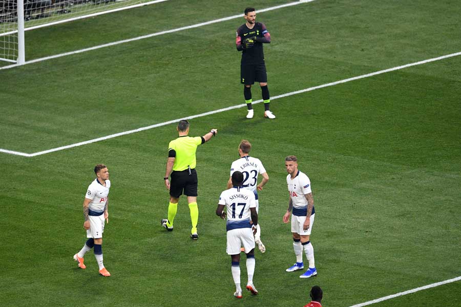 試合開始早々のPK判定が英国内で物議を醸しているが…【写真：Getty Images】